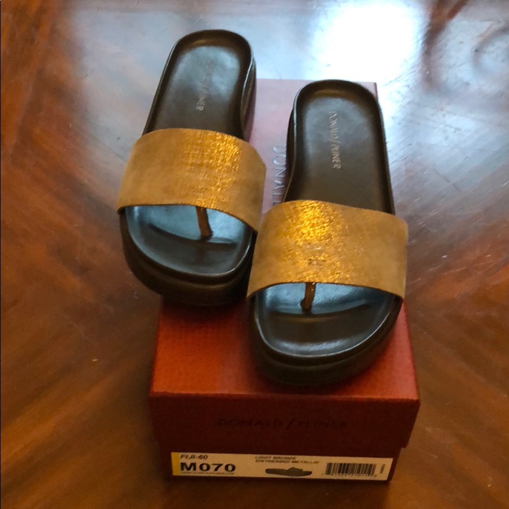 Donald/Pliner Sandal Distressed Metallic